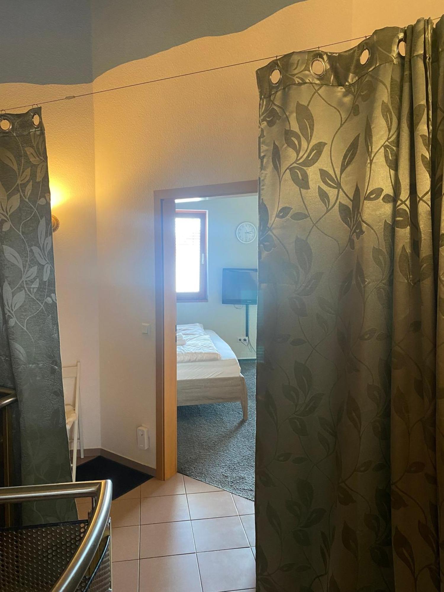 Maisonette-Ferienzimmer Am Backhausgarten フロンハイム エクステリア 写真